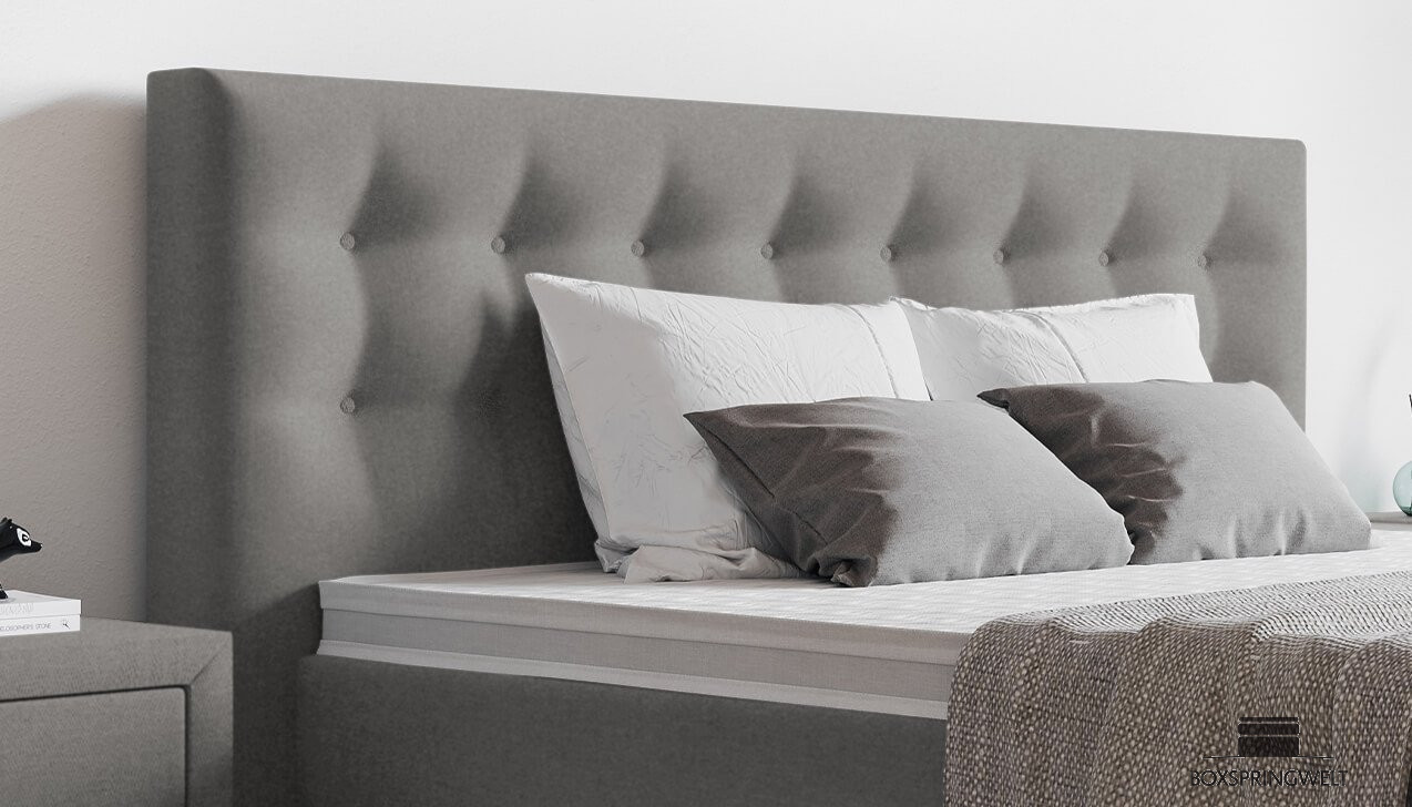 Formschönes Kopfteil mit Knöpfen