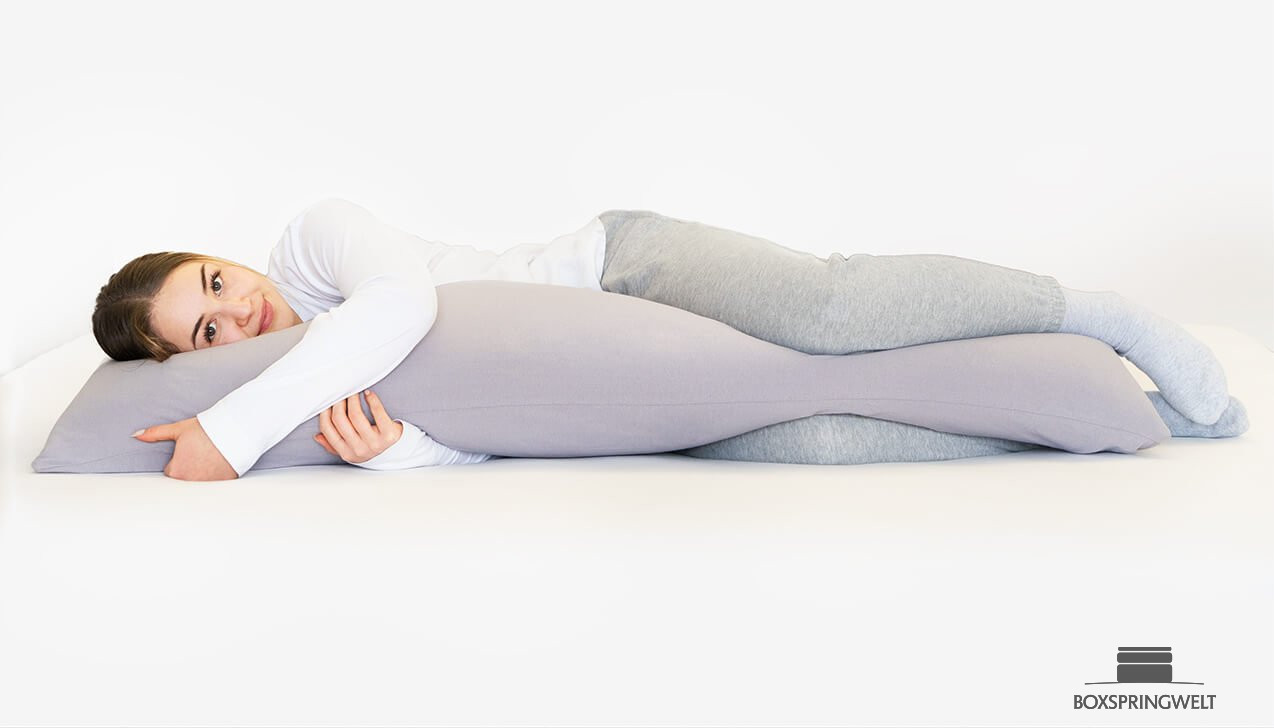 Das Seitenschläferkissen BodySleep sorgt für eine ergonomisch korrekte Position in der Seitenlage.